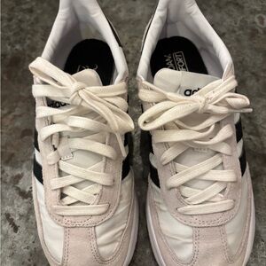 Adidas size 8 Cloudfoam Comfort White and Black Shoes